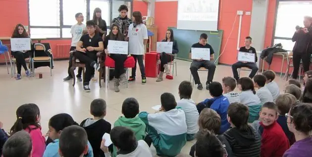 Els estudiants de l'institut van llegir contes als més petits de l'escola