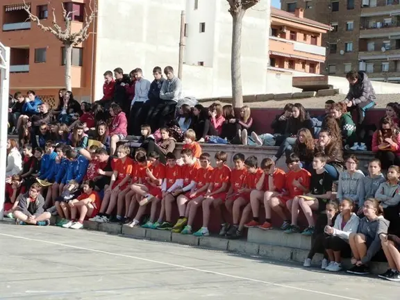 Els joves esportistes a la grada de l'institut durant l'acte d'inauguració