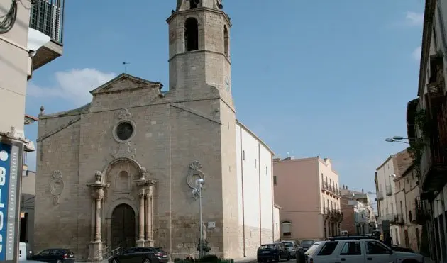 L'església del Palau d'Anglesola i l'edifici consistorial al fons.