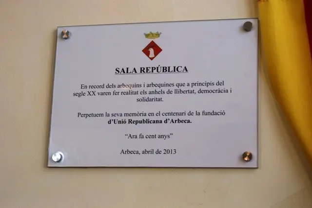 La placa commemorativa que presideix la sala d'Arbeca