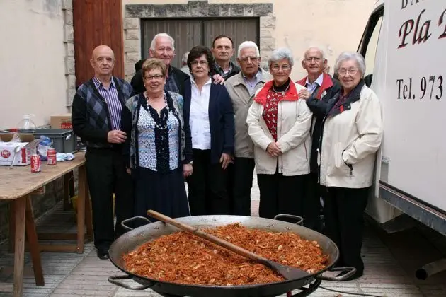 Els membres de l'Associació de la Gent Gran amb la fideuada.