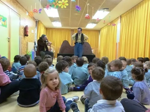 Actuació teatral a la Llar d'infants durant la Setmana Cultural