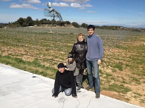 L'artista ha creat l'obra "Entre el cel i la terra"