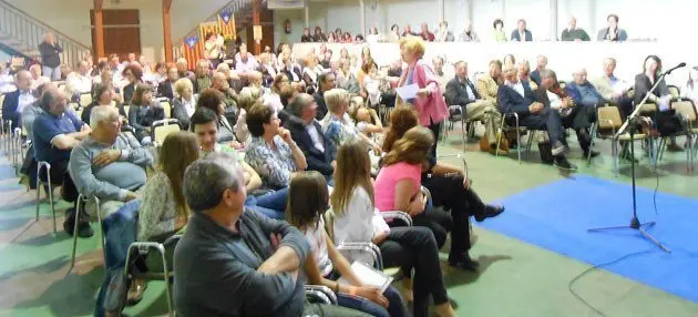 Núria Feliu amb el públic assistent a l'acte de l'ANC del Poal.