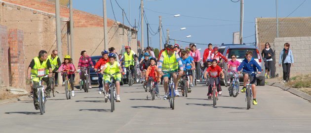 Imatge dels participants en la sortida en bicicleta pel terme de Sidamon.