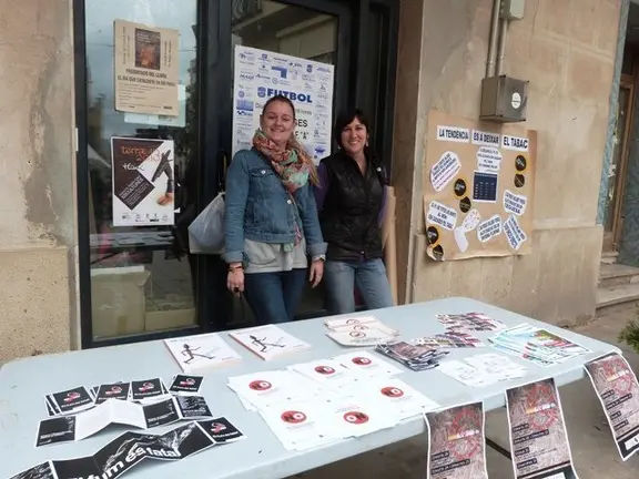 Taula informativa de l'Oficina Jove