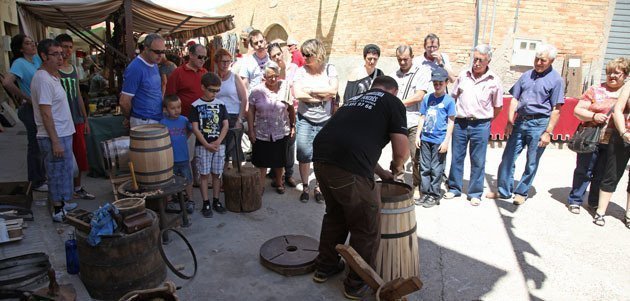 El públic observa com es prepara la fusta per les botes de vi. 