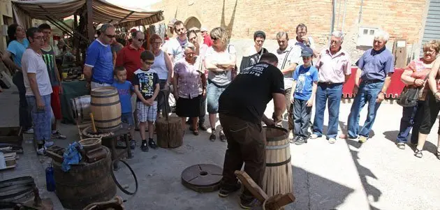 El públic observa com es prepara la fusta per les botes de vi.