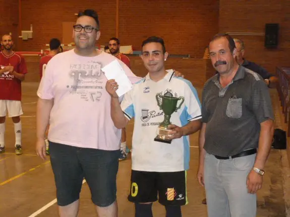 El regidor d'Esports Josep M. Garcia lliure el trofeu i premi als guanyadors.