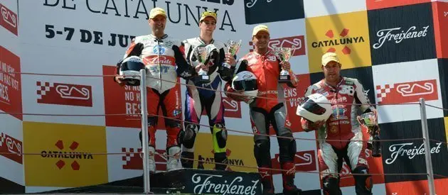 L'equip del Team 38 en el moment de pujar al pòdium.