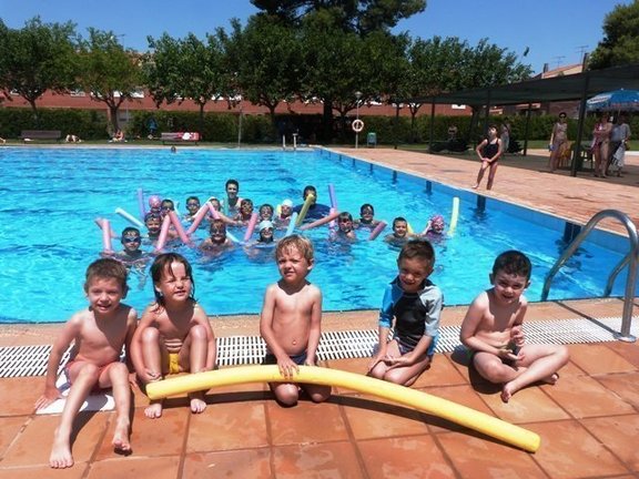 Els infants fan els cursets de natació d&#39;onze del matí a una del migdia