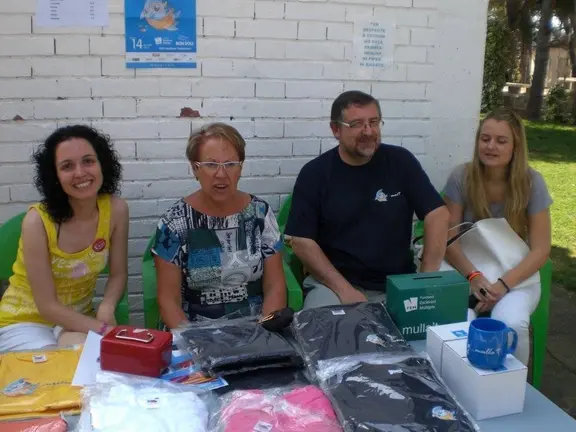 Els voluntaris i organitzadors del Mulla't, venent productes a la paradeta