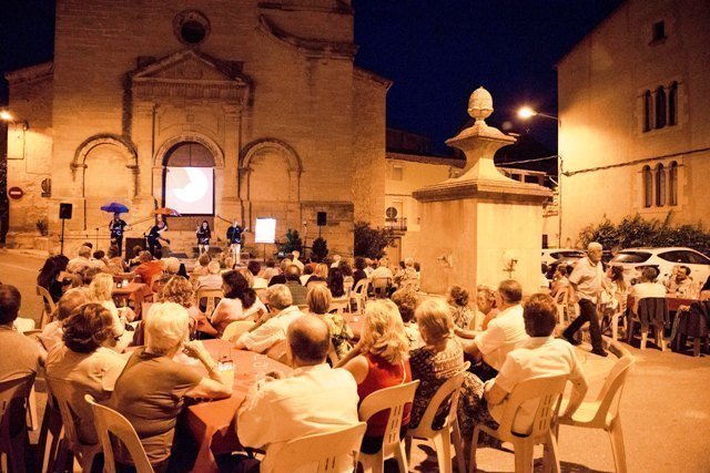 Els veïns de Cervià van poder gaudir del bon temps durant la nit