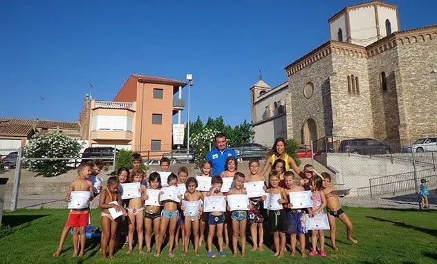 L'alcalde Melcior Claramunt, amb el joves nedadors i la monitora.