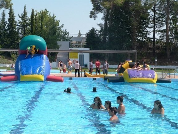 Una festa amb inflables va tancar les piscines el passat divendres