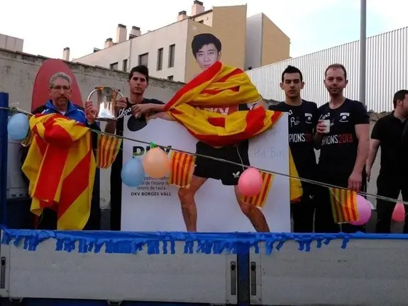 Els jugadors van protagonitzar una rua pels carrers del poble després d'aconseguir el trofeu