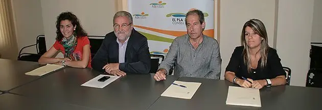 El president Francesc Fabregat, amb els tècnics responsables del programa d'ocupació.