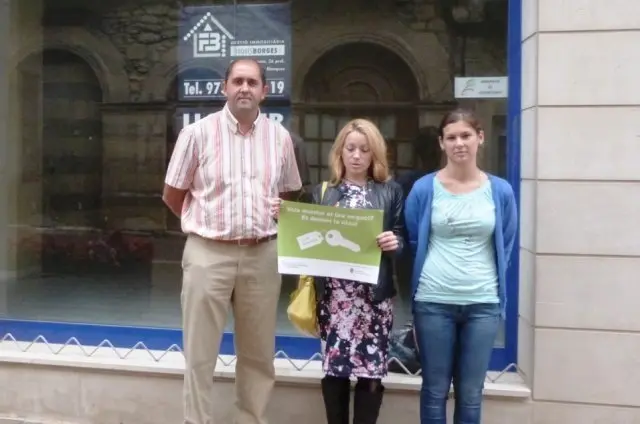 Organitzadors i empresaris davant d'un dels locals que prendrà part en la jornada