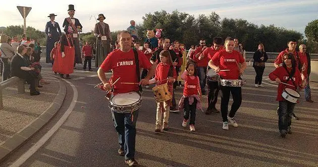 Els Grallers de l'Arreu en el cercavila de Fraga, amb la resta de colles participants.