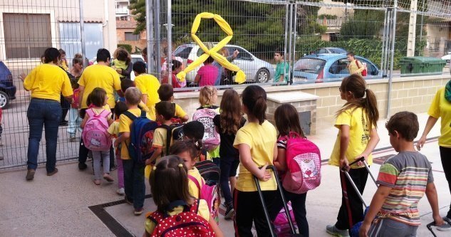 A Castelldans, alumnes, pares i mestres del CEIP Timorell han dut la samarreta groga contra les retallades