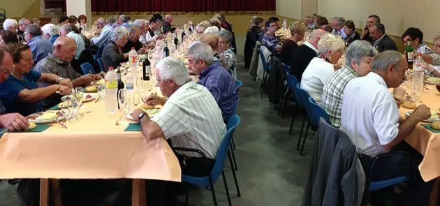 Les membres de l'associació Sant Sebastià es reuneixen en un dinar de germanor.
