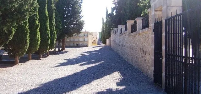 El cementiri està ubicat a un quilòmetre i mig del nucli d'Arbeca