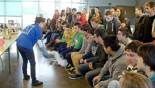 Els alumnes de l'IES La Serra van poder comprovar les característiques dels gasos.