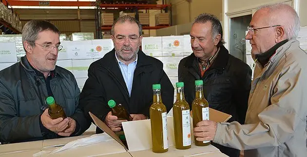Joan Segura, Joan Reñé i Joan Saura visiten el magatzem del Banc d'Aliments a Lleida.