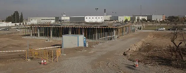L'edifici es troba a la zona esportiva i educativa de Fondarella.