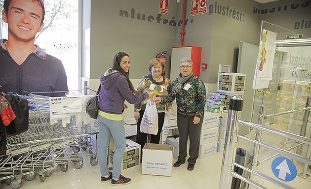 Els voluntaris que van participar en la campanya al supermercat Plus Fresc de Mollerussa.
