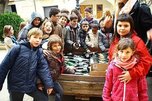 Els escoltes de l'Agrupament Ivarsenc, en plena feina de recollida de botelles de cava.
