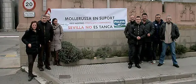 membres del Comitè d'Empresa de Puleva es concentren en suport als companys de Sevilla.