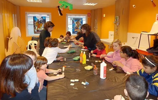 El taller amb taps de suro el va coordinar l'Associació Pomarones.