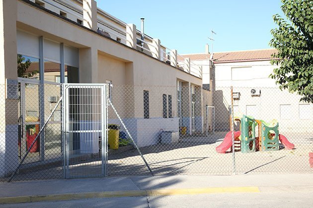 Imatge de l&#39;escola El Timó de Sidamon i les actuals instal·lacions.
