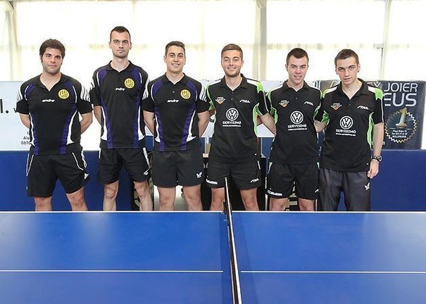 Els jugadors de tennis taula de Mollerussa i Balaguer , de la Tercera Nacional.