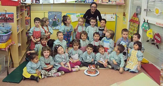 Els escolars que han participat en el taller de rebosteria de l'escola Joaquim Palacín.
