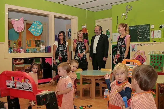El president Joan Reñé visita l'escola bressol del seu municipi Fondarella.
