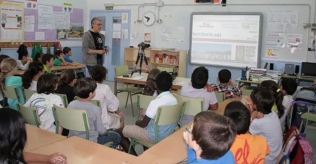 El periodista Josep A. Pérez amb els alumnes de l'escola Ignasi Peraire.