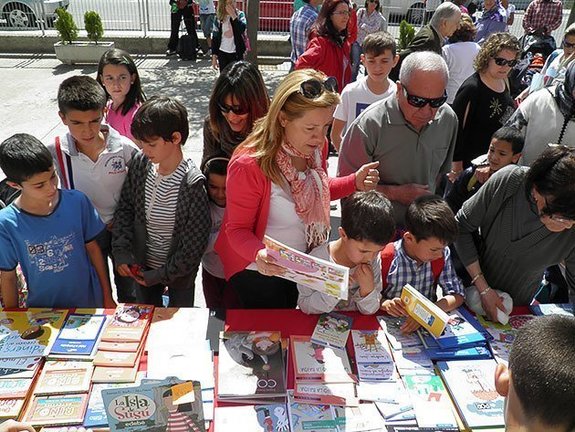Els pares i alumnes trien la seva literatura per regalar en la diada de Sant Jordi.