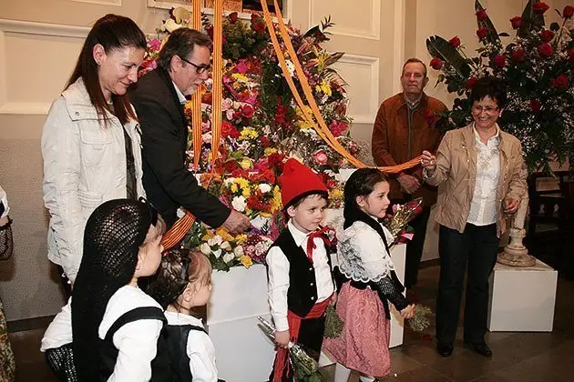 Entitats i particulars van fer l'ofrena de flors a la imatge de la Moreneta