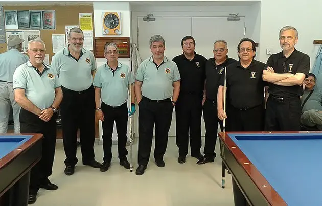 L'equip del Club de Billar L'Amistat i els seus contrincants del CB Tarragona.