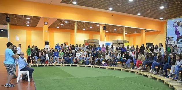 Enric Lluch en una de les sessions amb els escolars al saló del Llibre.
