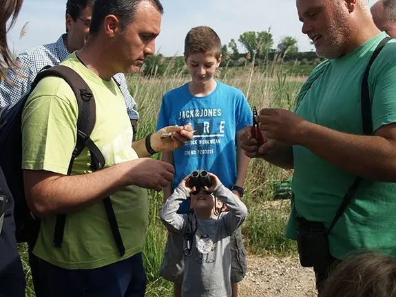 Els participants en el taller d'anellament d'ocells a l'Estany d'Ivars i Vila-sana
