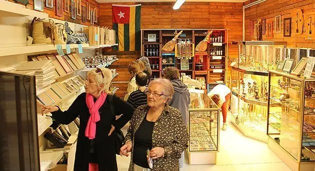 El públic que va assistir a l'acte inaugural de la botiga de Proidecon.