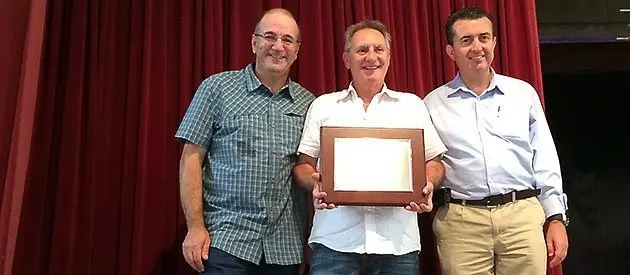 Sans rep la placa en nom de l'AMPA i del consistori de Miralcamp.