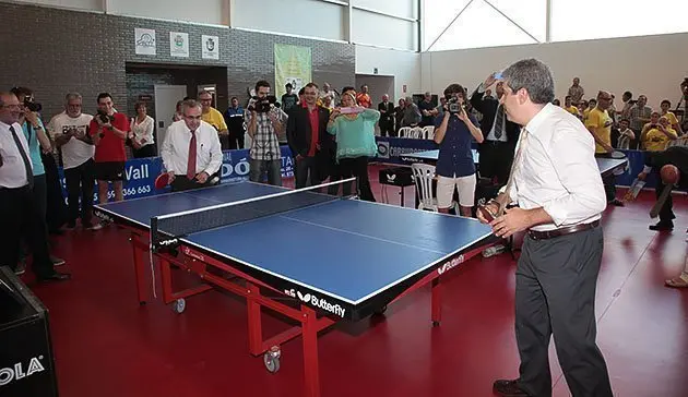 El conseller Francesc Homs i l'alcalde Enric Mir s'enfronten a la taula de tennis.