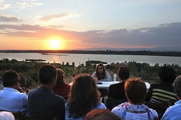 Una imatge de la posta de sol a l'Estany amb la lectura de poemes d'Àngels Marzo.