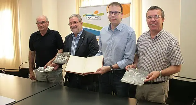 Josep Escolà, amb Fabregat, Solsona i Pérez, en l'acte de cessió.