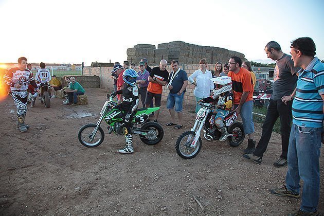 Els més petits es preparen pels enterenaments circuit de Dirt Track de Castellnou.