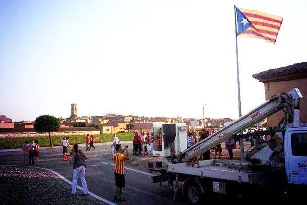 Imatge de l'acte que va tenir lloc dissabte, amb l'hissada de l'estelada a Torregrossa.
